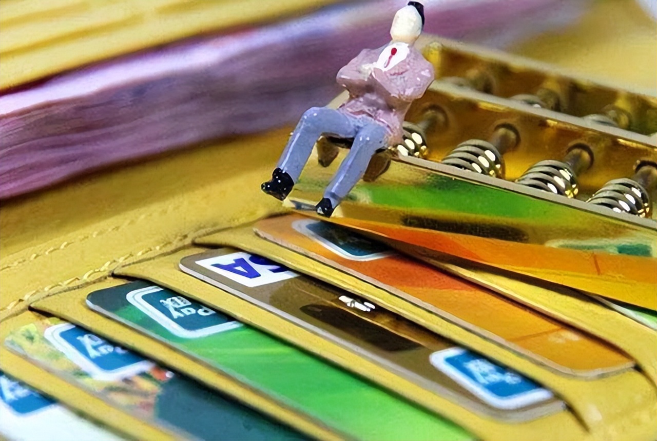 民法典中信用卡逾期,信用卡违约金有法律规定吗