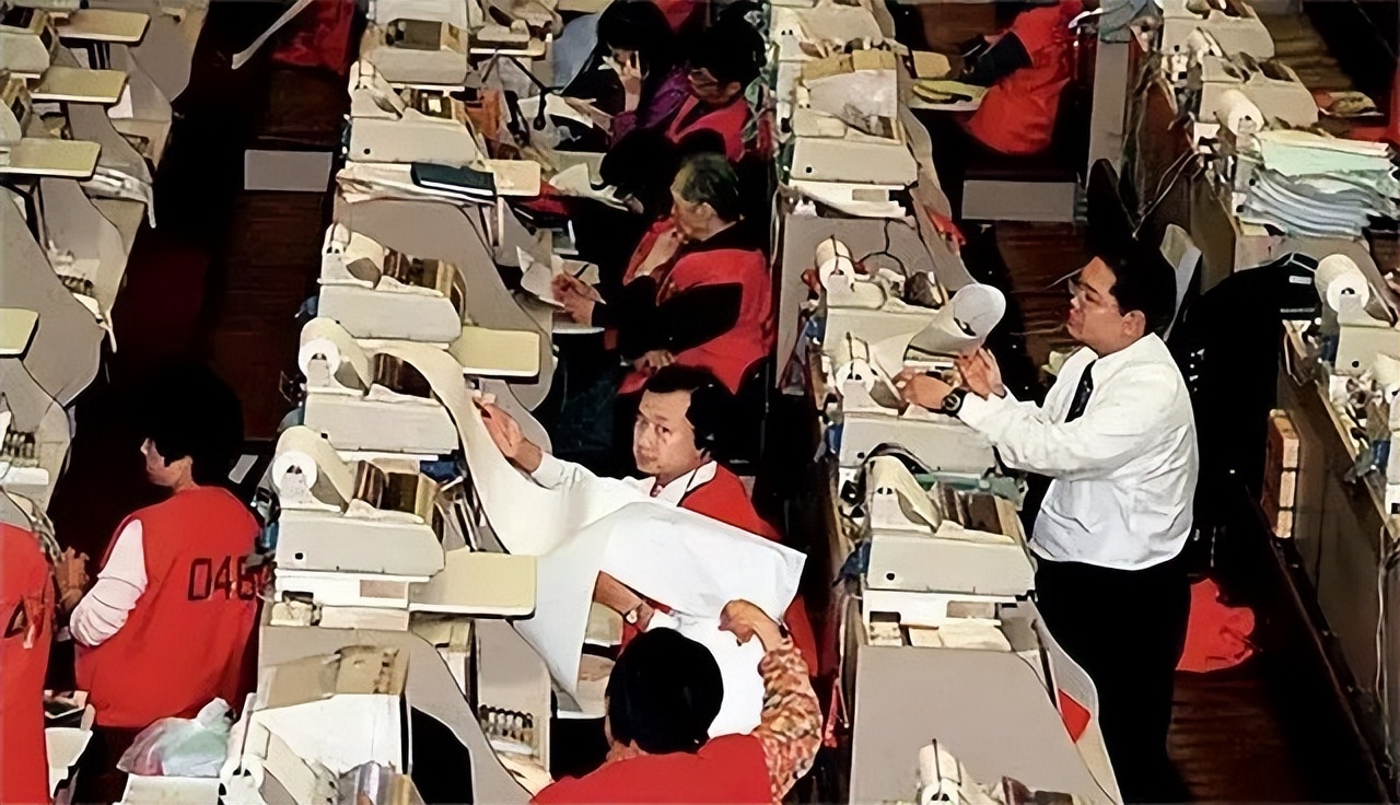 21年后索罗斯二次败北，捏20万空单欲做空香港，遭闷杀后损失24亿