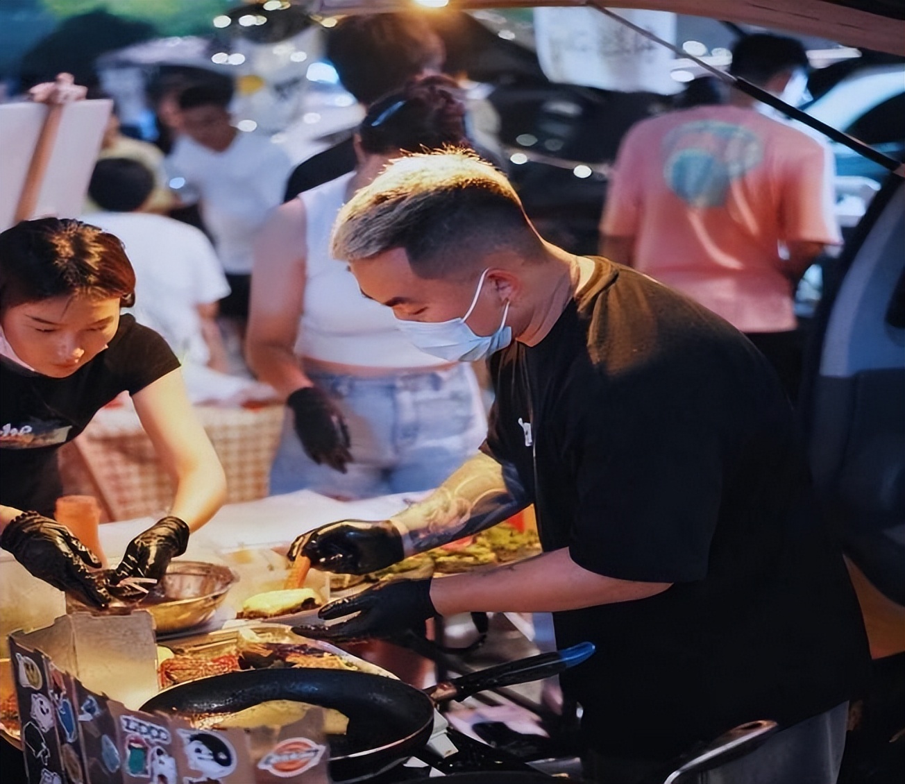 “后备箱经济”火了!90后宝妈摆摊卖泡面,一晚上卖出百碗