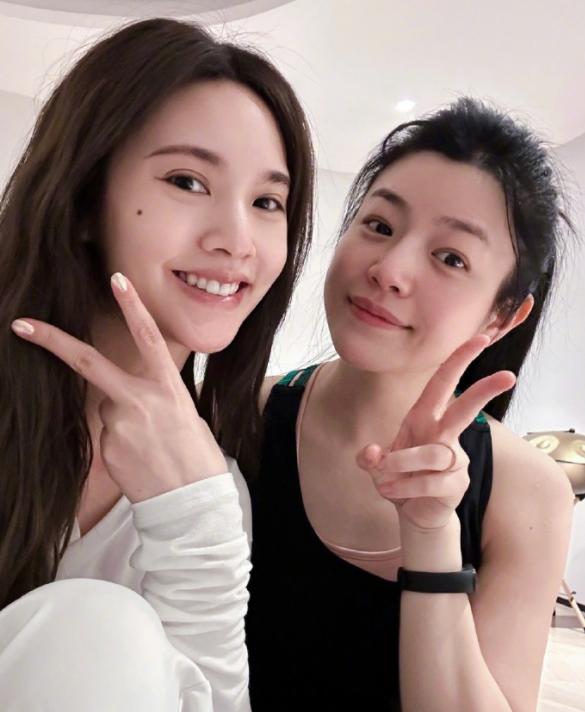 陈妍希晒照为杨丞琳庆生,陈妍希陈晓微博庆生