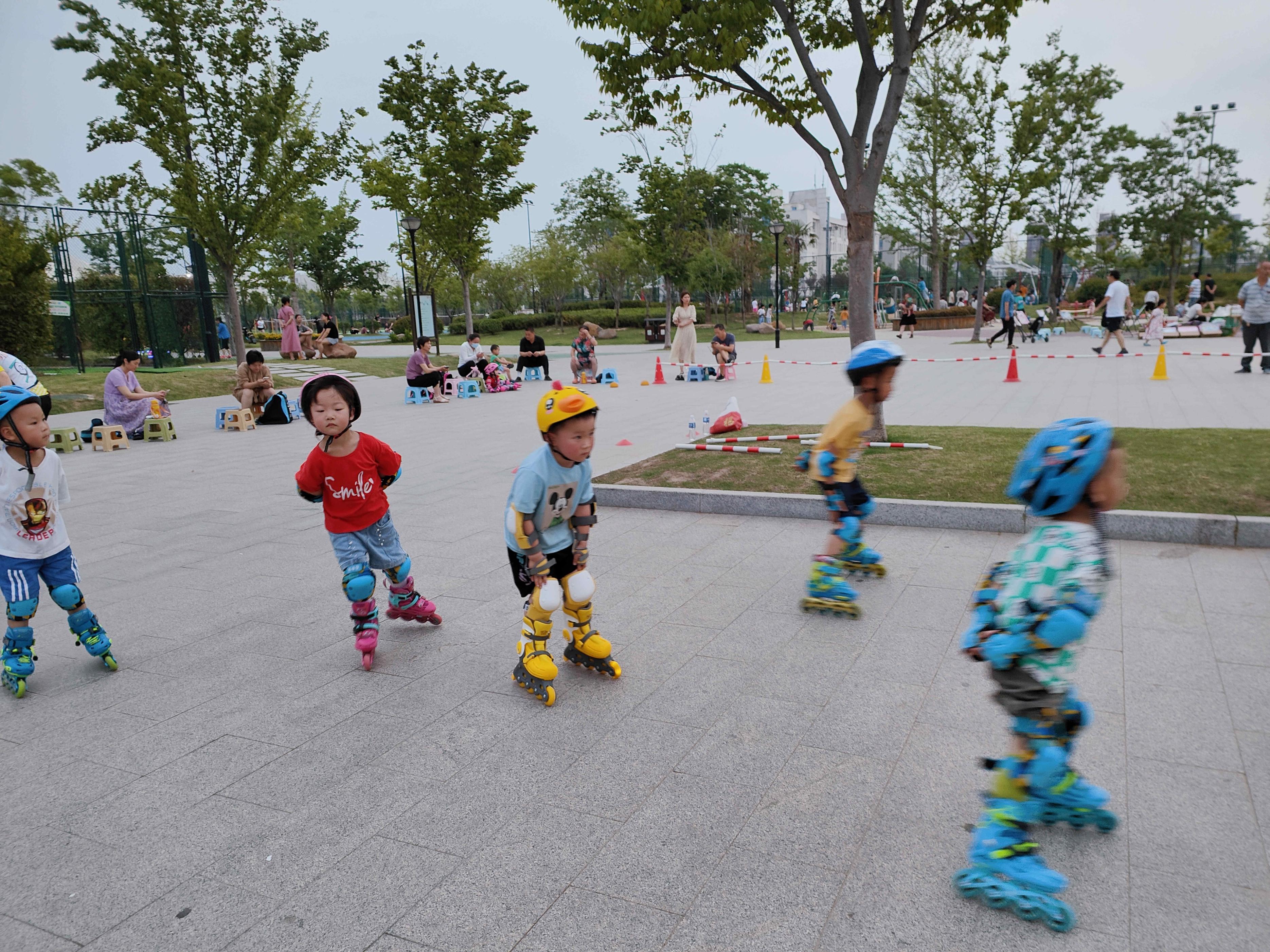 萌趣好物，释放天性，柒小佰小怪兽溜冰鞋让孩子开启新运动方式