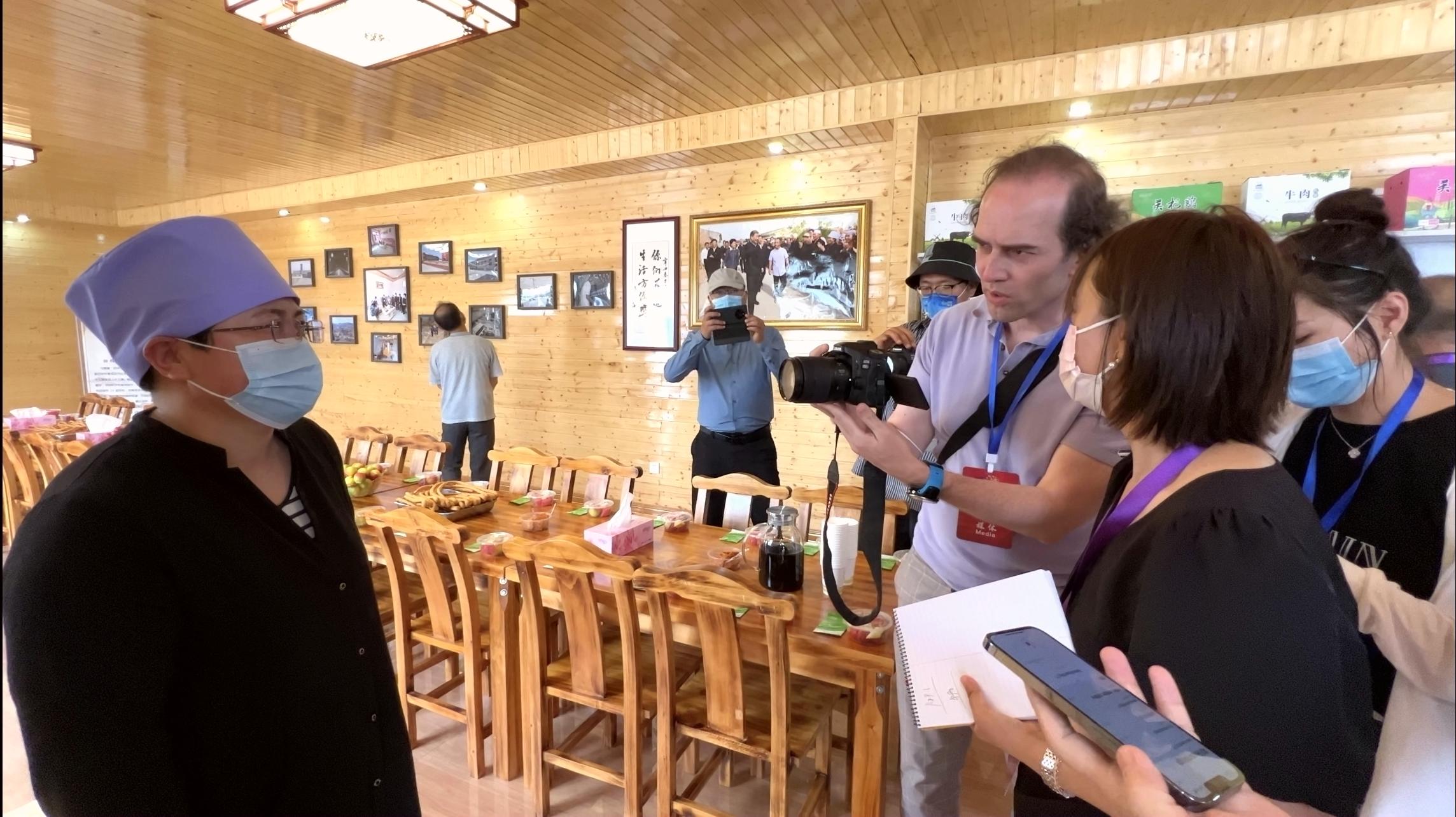 外国记者探访中国治沙造林,银川弘德村移民