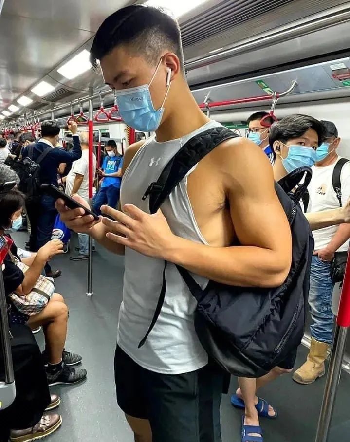 网友在路上拍到高中生,网友拍下地铁上一幕