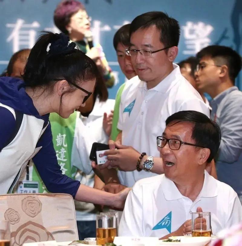 被逼下台，台湾领导人陈水扁的贪污，暴露了怎样弊端？