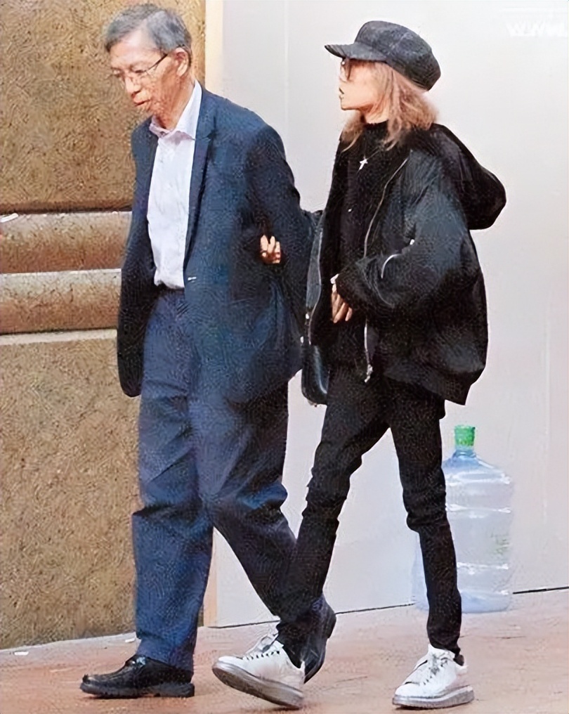 嫁入豪门瘦了只有44斤,伍智恒婚后生活