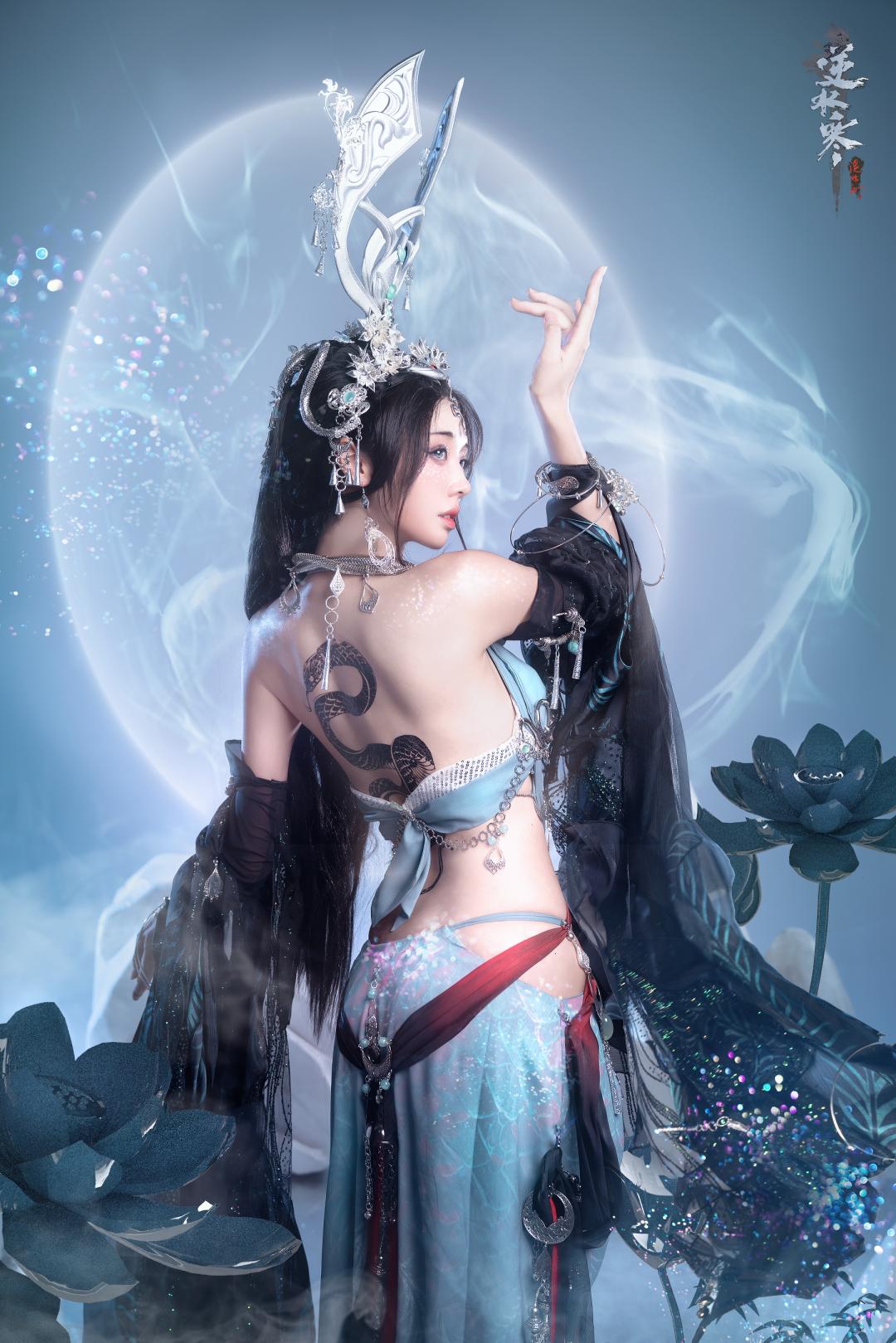 一万岁的蛇妖不要随便COS，这俩妹子没把持住试了下，结果出事了