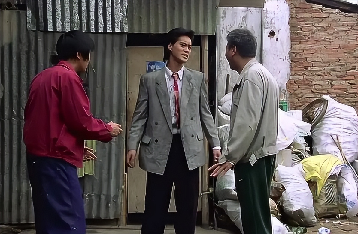 少林足球星爷拍照姿势图片,少林足球周星驰看球鞋那段