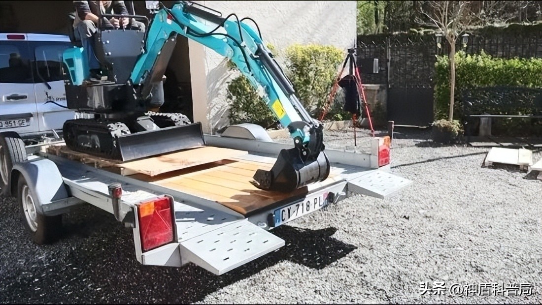 美国大叔网购中国挖掘机多少钱,法国大爷购买中国挖掘机