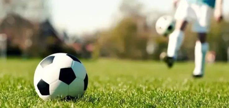 长法小课堂|世界杯赛场上,不小心踢伤了球友,需要承担法律责任吗?