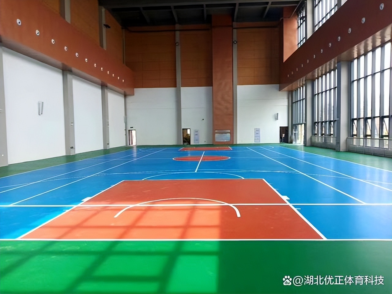 制作一个篮球场需要多少钱,做一个自家的篮球场大概要多少钱