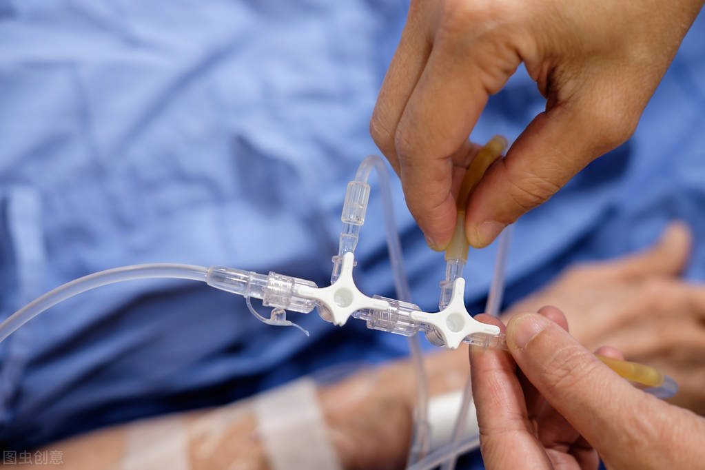 八十岁老人吃不进去饭无力昏睡,八十岁老人吃不下饭能活多久