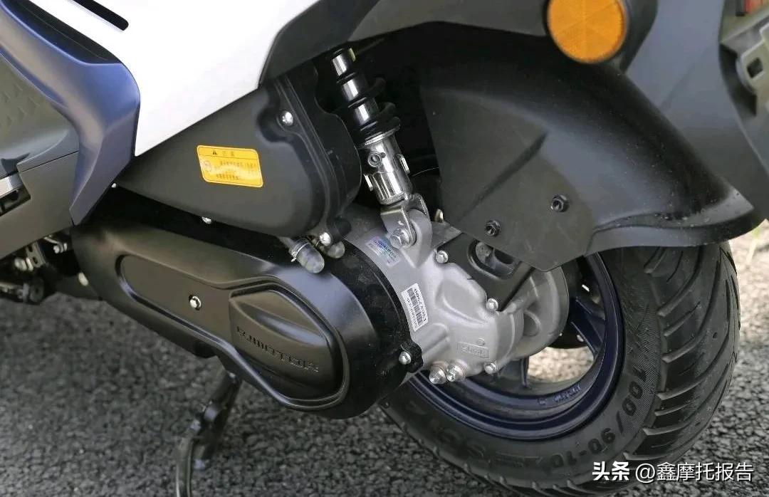 QJMOTOR鸿125VS豪爵AFR125/S，国产万元级踏板标杆究竟鹿死谁手