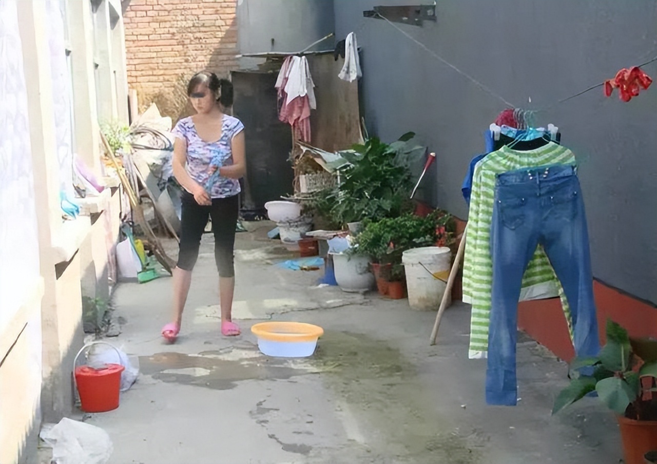 64岁老人北漂11年，掏马桶、摆地摊、做保洁，攒300万为儿买婚房