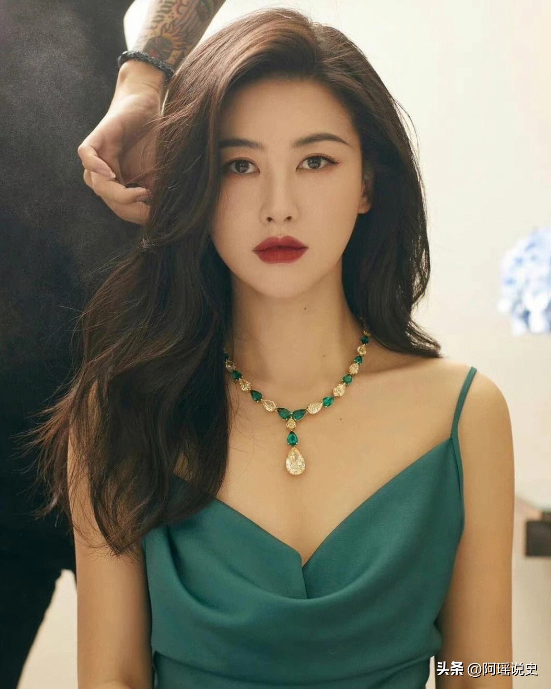 表面是普通女星实际是富豪千金,盘点娱乐圈中家世显赫的五位女星