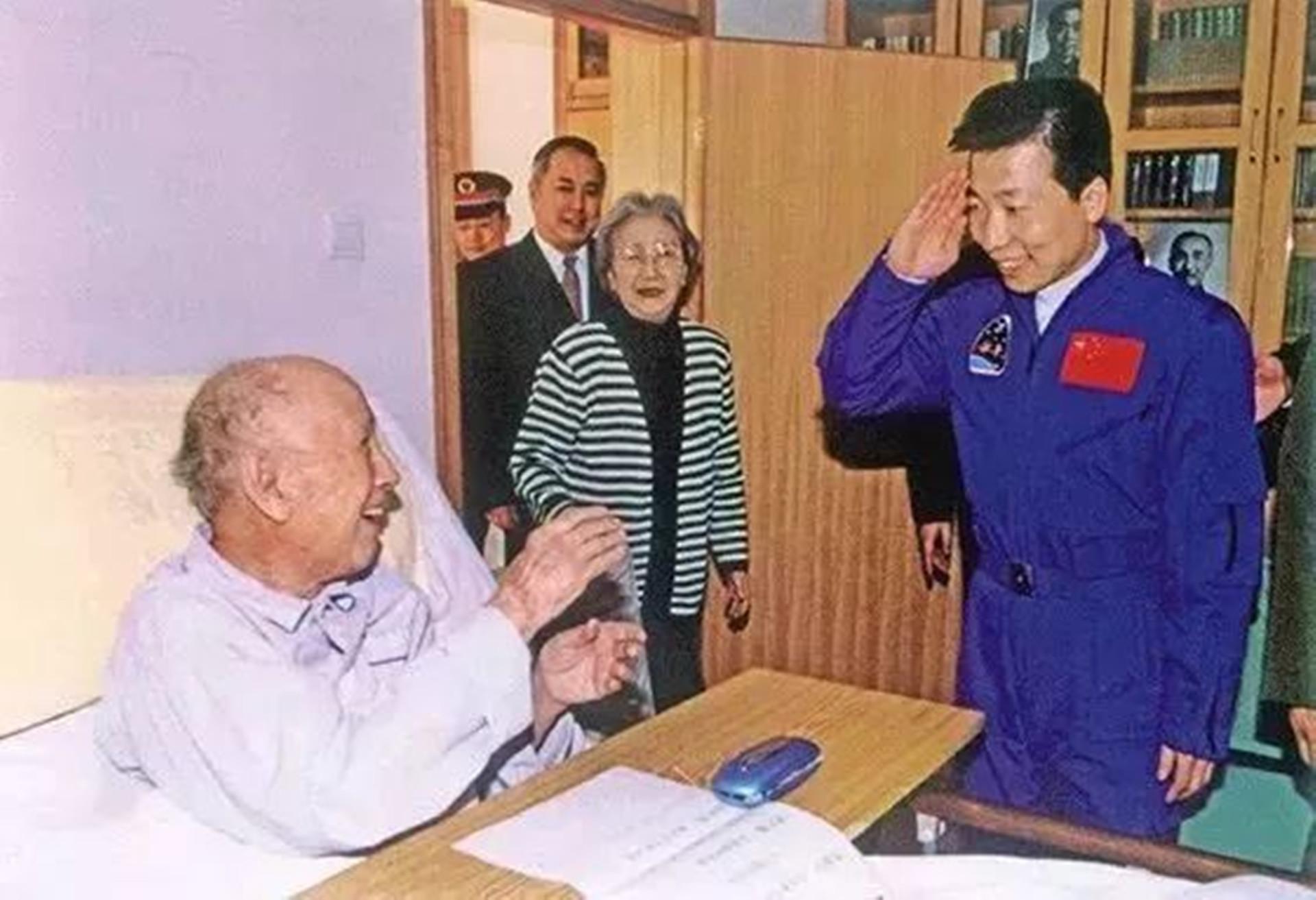 钱学森受邀参加国宴，到场后却找不到自己座位，毛主席：我划掉了