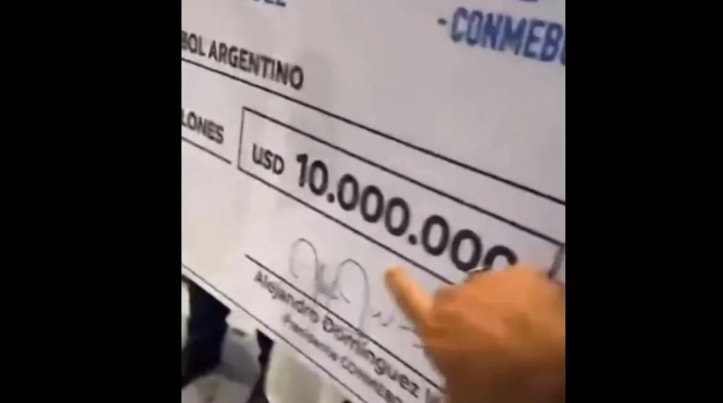 梅西侏儒症的时候踢球是什么样子,梅西成长全记录