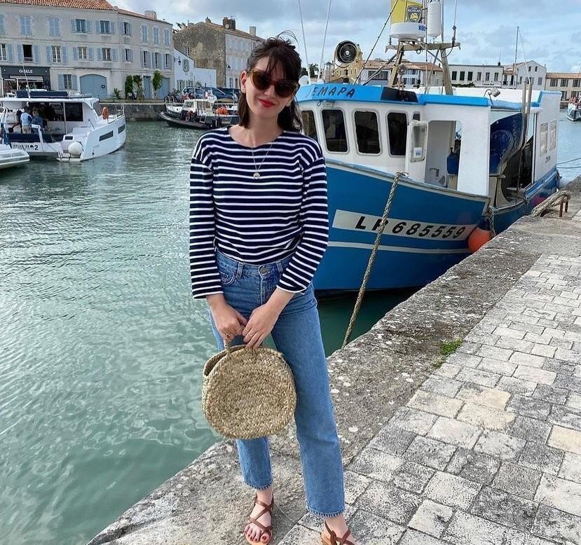 简单条纹上衣穿出时尚感,洋气显年轻的上衣搭配条纹裤