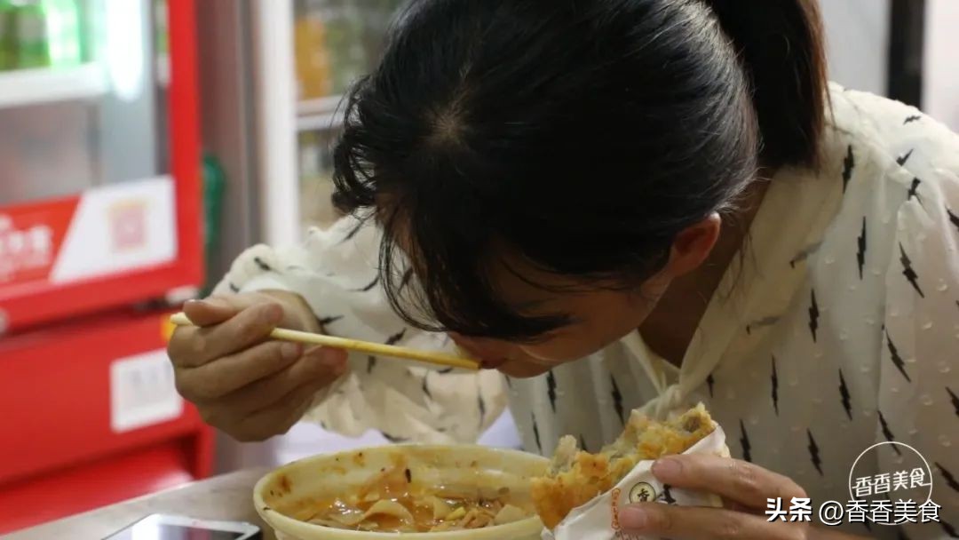 开了20年的街边小店,天津喝汤凉皮