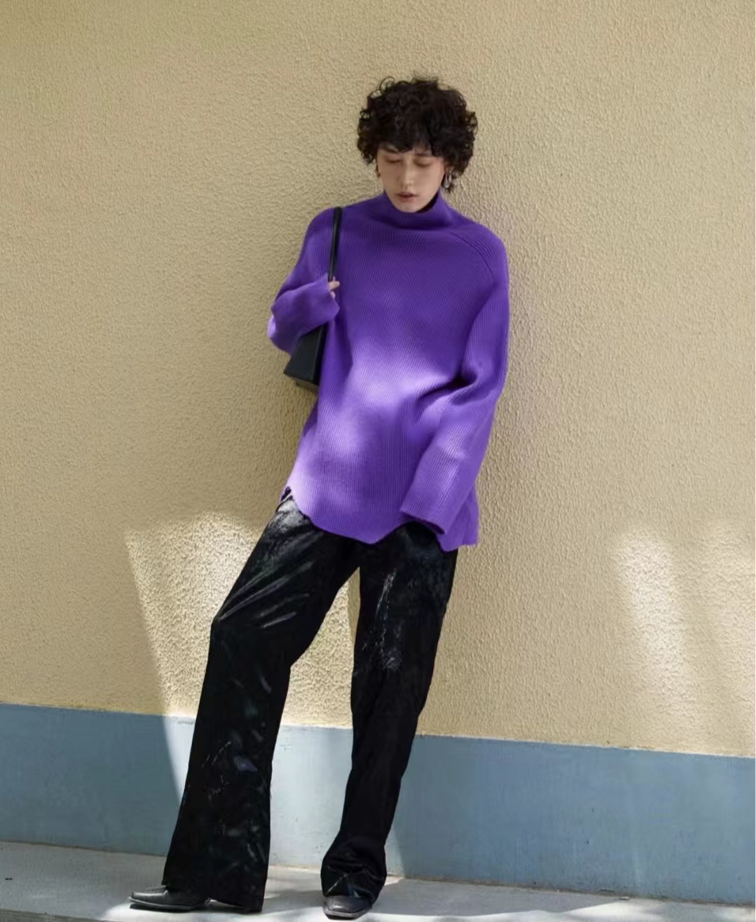 穿黑色裤子配什么色上衣,黑色宽腿裤子配什么上衣