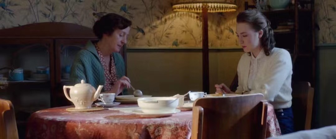 美国影片《布鲁克林》多次出现爱丽丝的定格画面有什么目的？