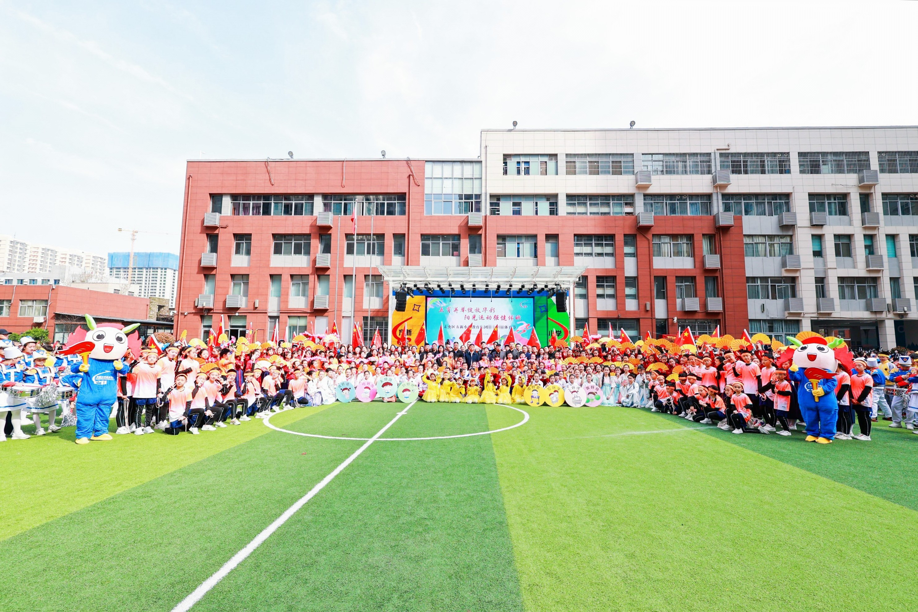 最炫开幕式!这届小学生太会玩了,把开幕式变成了大型秀场