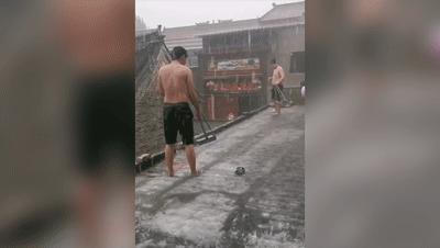 下大雨房顶积水漏水怎么办,屋顶积水用物理知识怎么解决