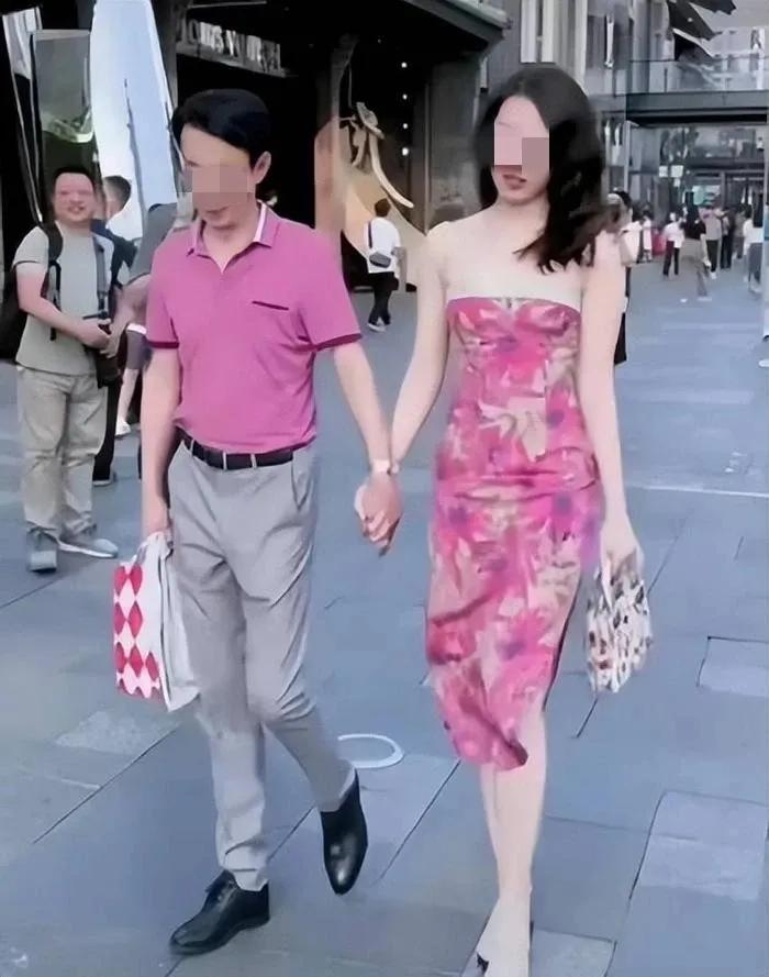 武汉一男子赤身裸体死在足疗店：这个女人让人心疼