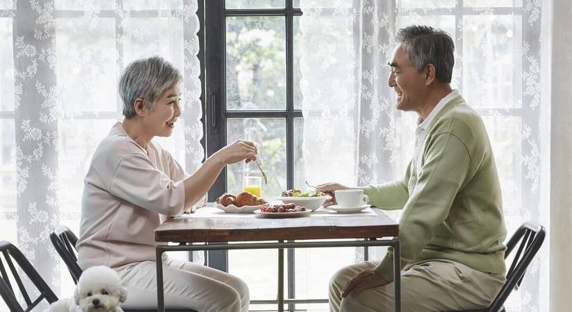 儿媳眨眼逼我说退休金只有3000，亲家跟我不一样