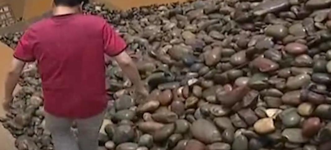 男子获得了点石成金的金银戒指,男子点石成金