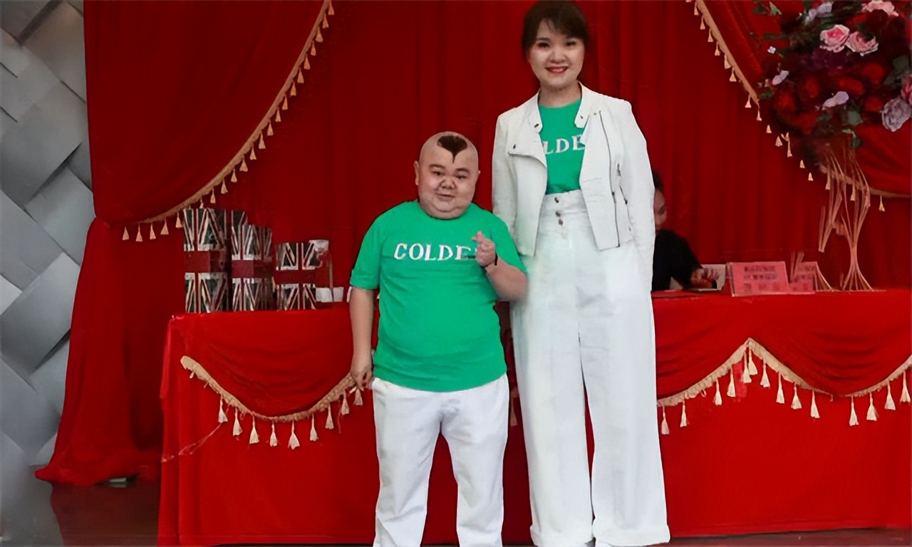 重庆1米2小男人娶1米65女演员，买7套房开豪车，却担心孩子长不高