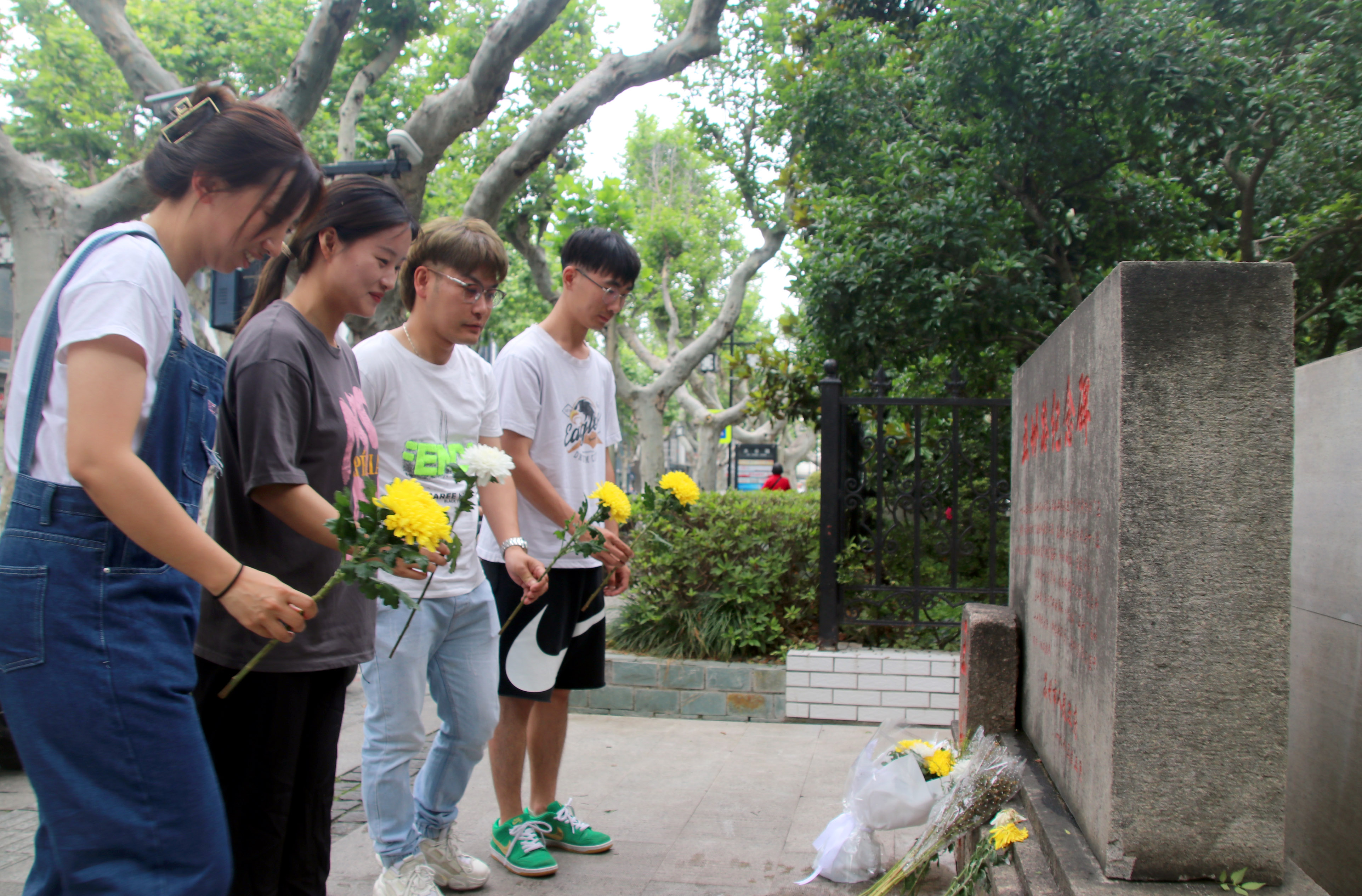 苏州市民向英雄献花圈,追寻红色记忆缅怀革命先烈