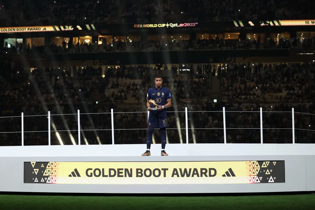 梅西与大力神杯擦肩而过,梅西背后的阿根廷