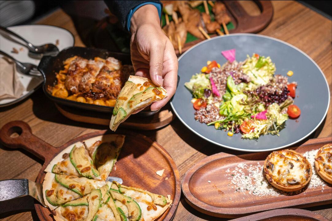 吃西餐为啥服务员先上一杯柠檬水 (吃西餐服务员给的水是什么)