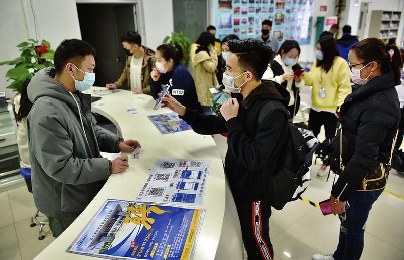 出纳入职要房产证复印件合法吗,女子应聘出纳岗被要求出示房产证