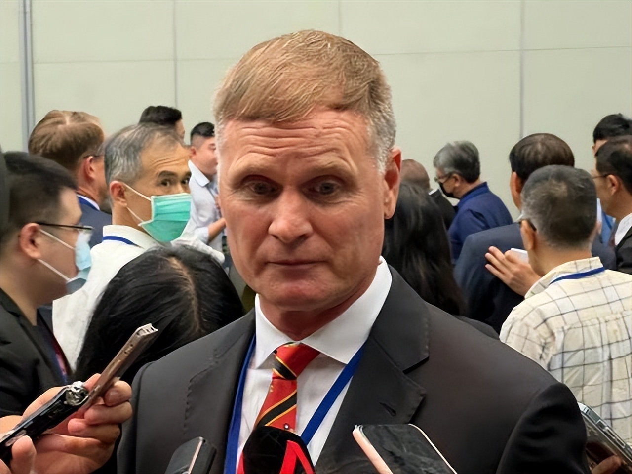 又当冤大头？对台军售交货延宕，款项照付，让百姓用命守台湾？