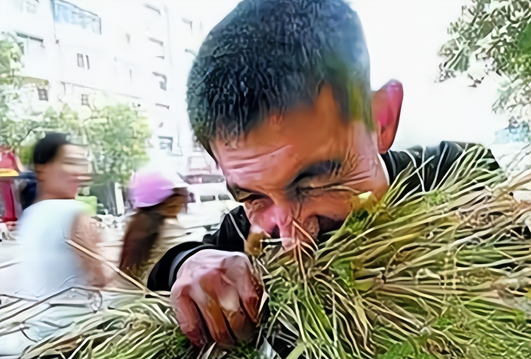 龚清孝：吃草上瘾得以赚钱娶媳妇，34年吃了40吨草：我就喜欢吃草