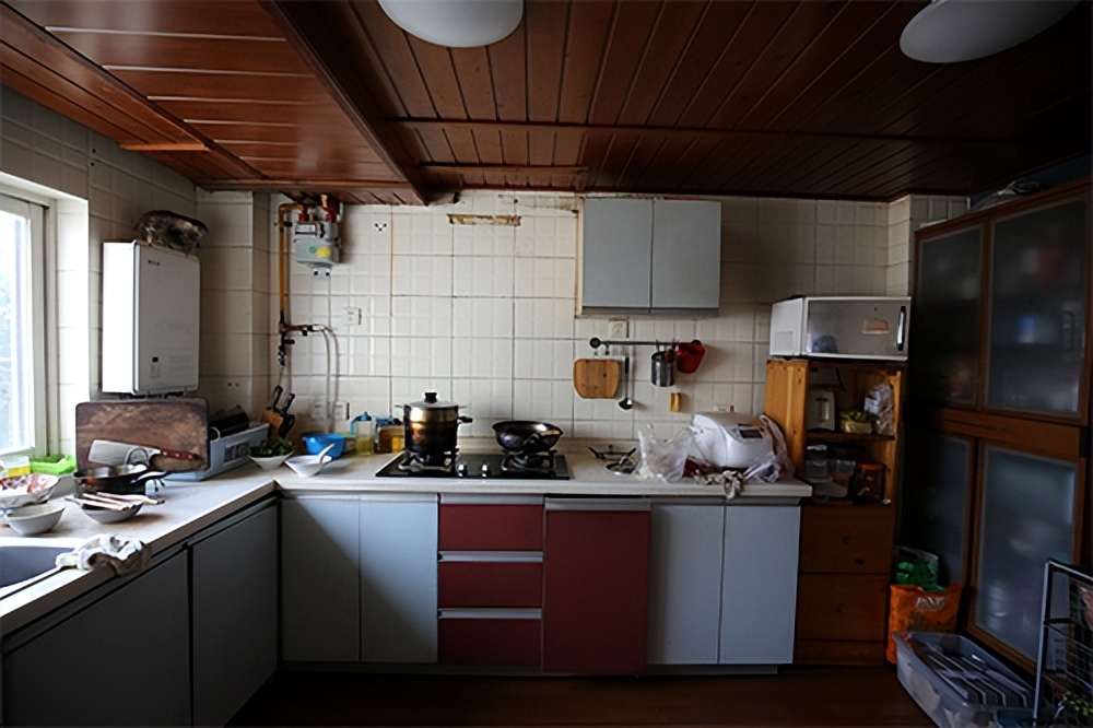 厨房四周墙面漏水,厨房墙壁漏水最简单的补救方法