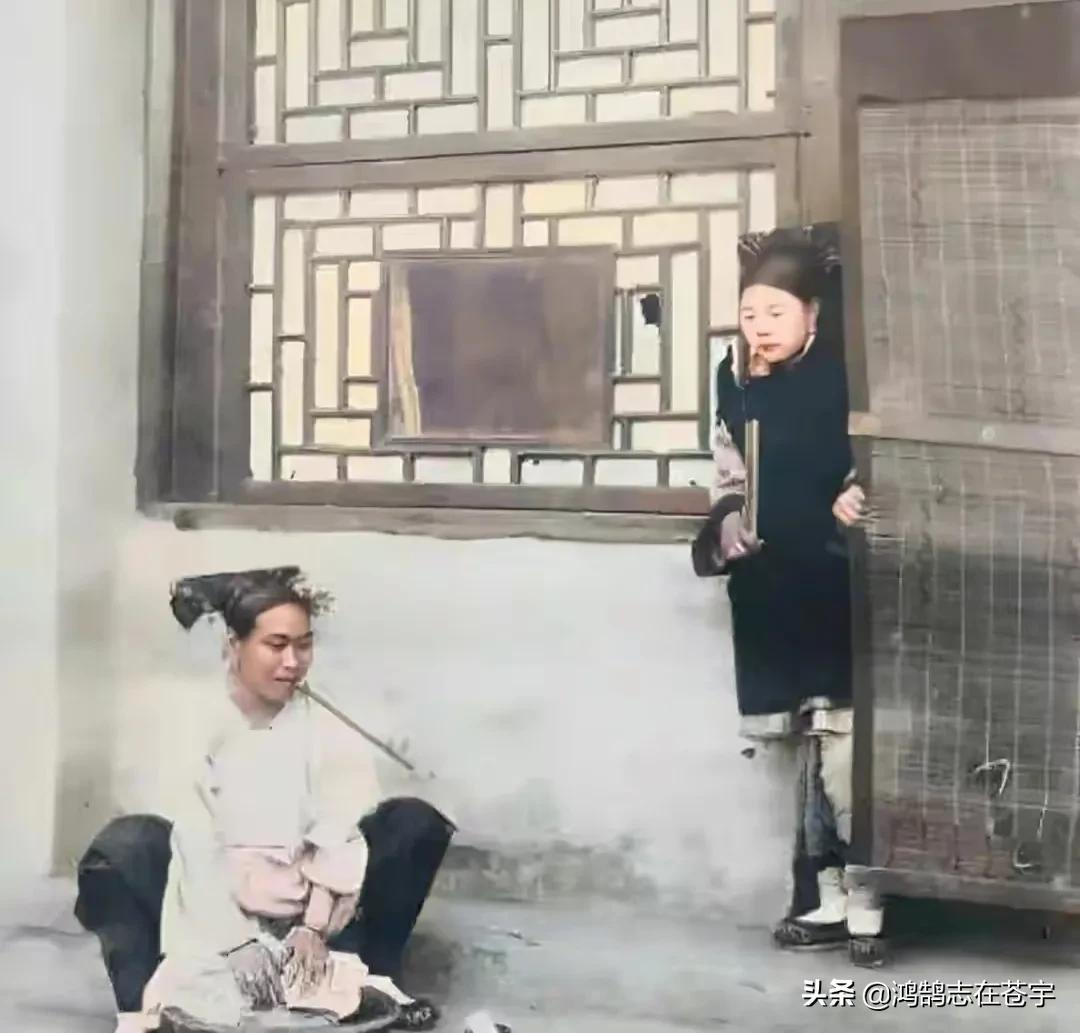 清末老照片地主婆叼着烟坐姿霸气,清末士绅高清老照片