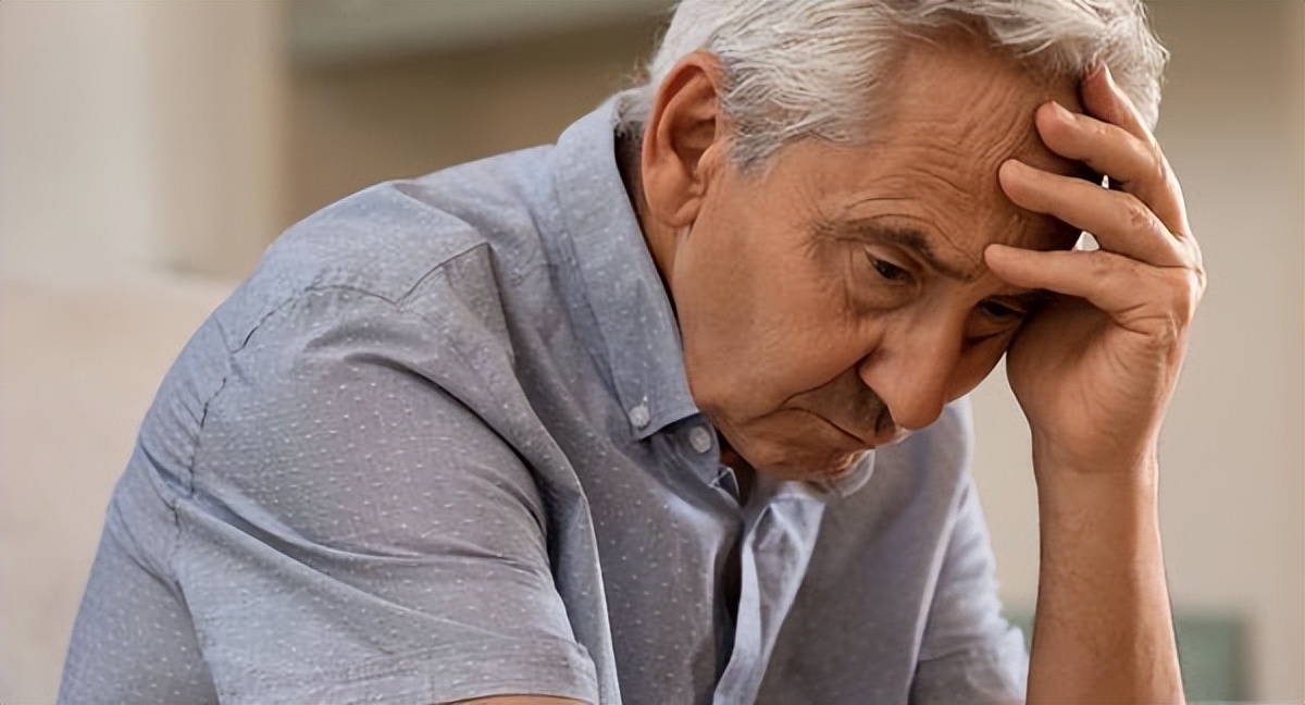 大脑开始“萎缩”时，身体一般会出现这4种反应，不妨仔细观察