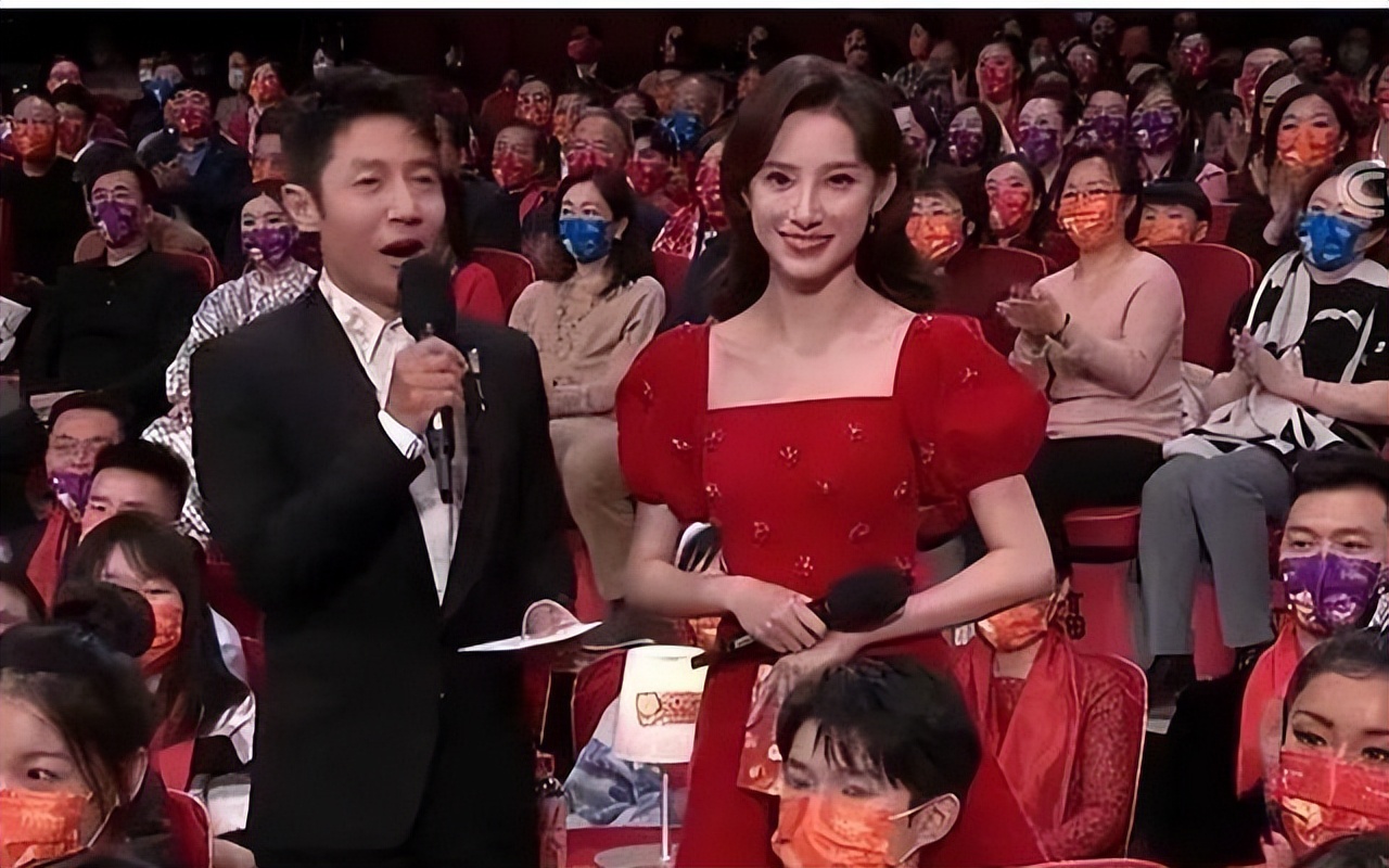 新的“央视一姐”接班人，力压董卿李红，网友评价：美若“天仙”