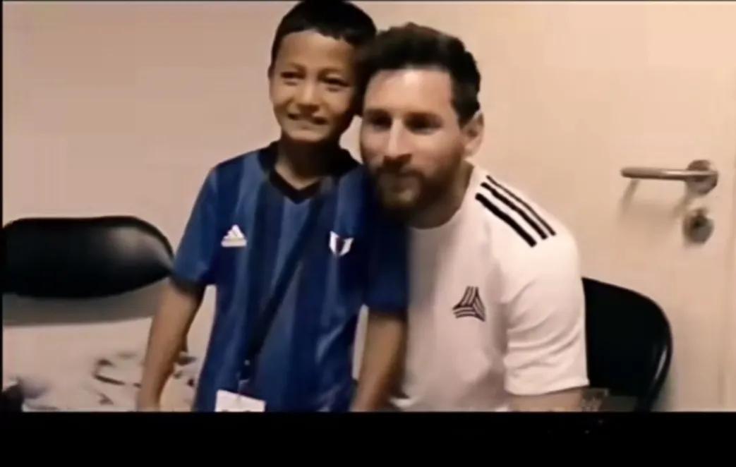 追梦少年用30元零钱召唤了球王梅西，希望他能帮自己实现梦想