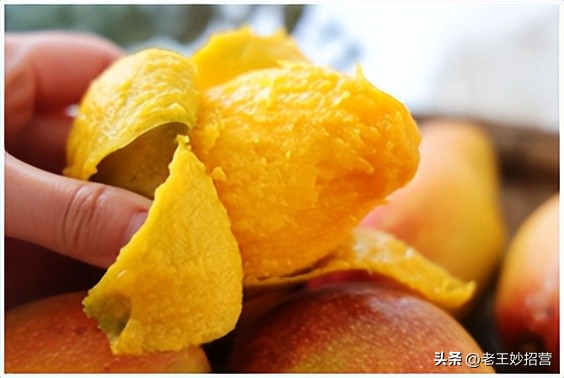 芒果怎么剥皮不脏手,超级简单的芒果剥法吃货必备技能
