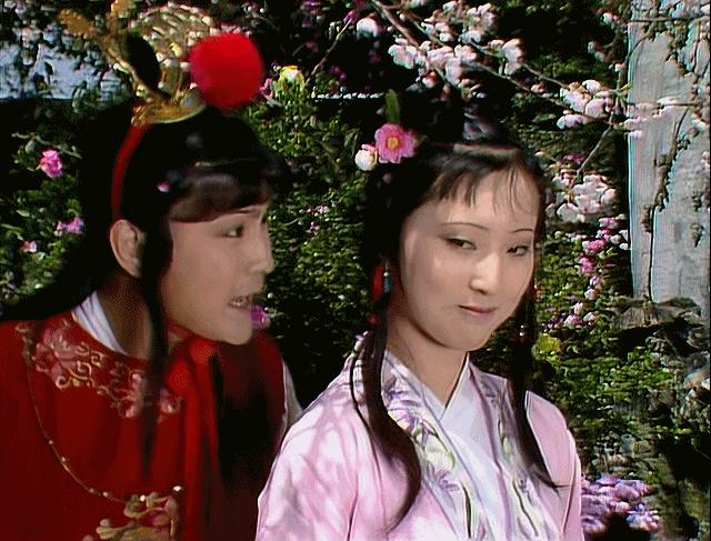 同样是演“宝黛读西厢”，87版美得像古画，新版怼脸怼嘴还怼胸？