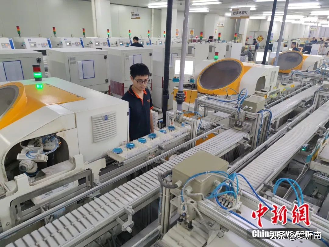 两只眼镜镜片种类不一样可以吗,两副眼镜为啥有一副镜片更透