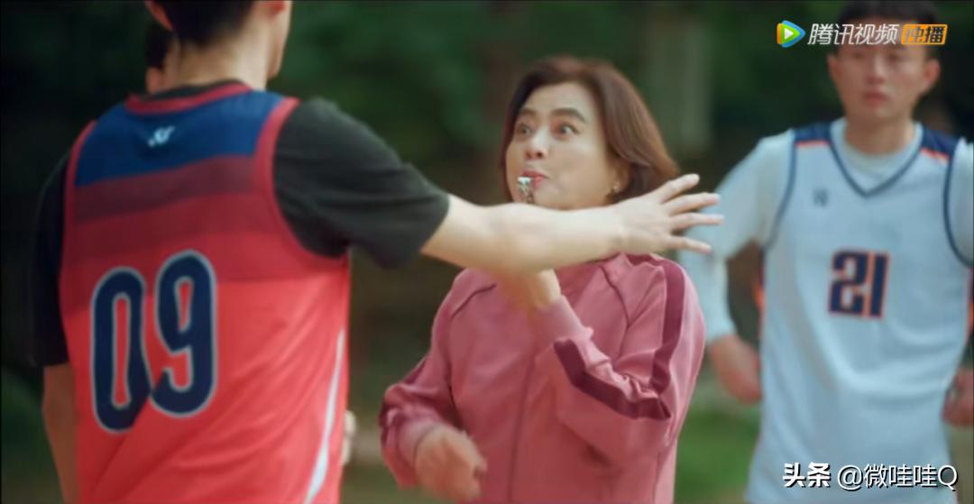 篮球少年和广场舞大妈争抢场地,篮球少年对抗广场舞大妈