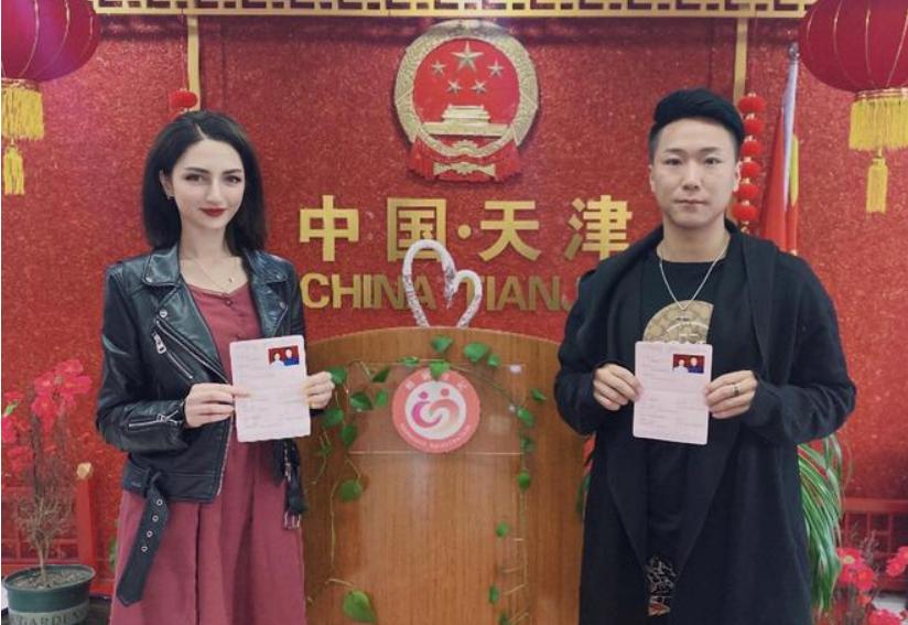 19年天津小伙踢场足球，换来个乌克兰美女硕士做老婆，如今咋样