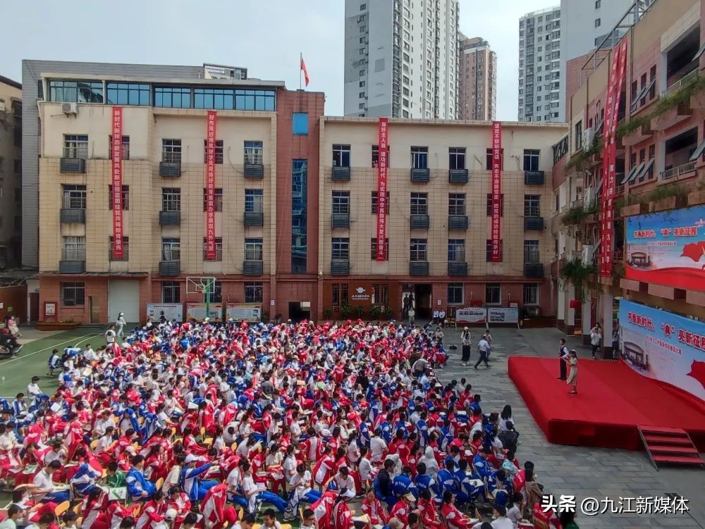 九江外国语学校举行“书香新时代,‘典’亮新征程”首届诗词朗诵比赛