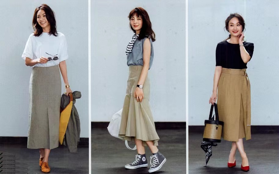 女生穿运动鞋最时尚的穿搭,白体恤怎么搭配裙子运动鞋