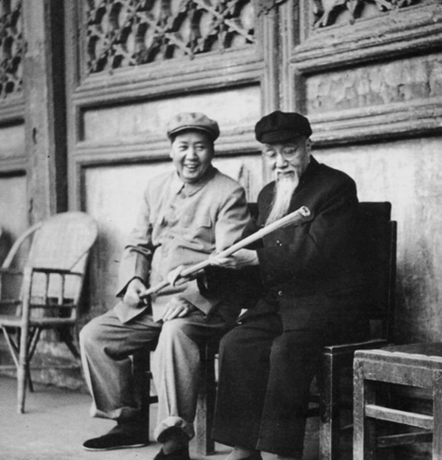 1956年钱学森参加宴会，到场后找不到自己座位，毛主席：坐我身边