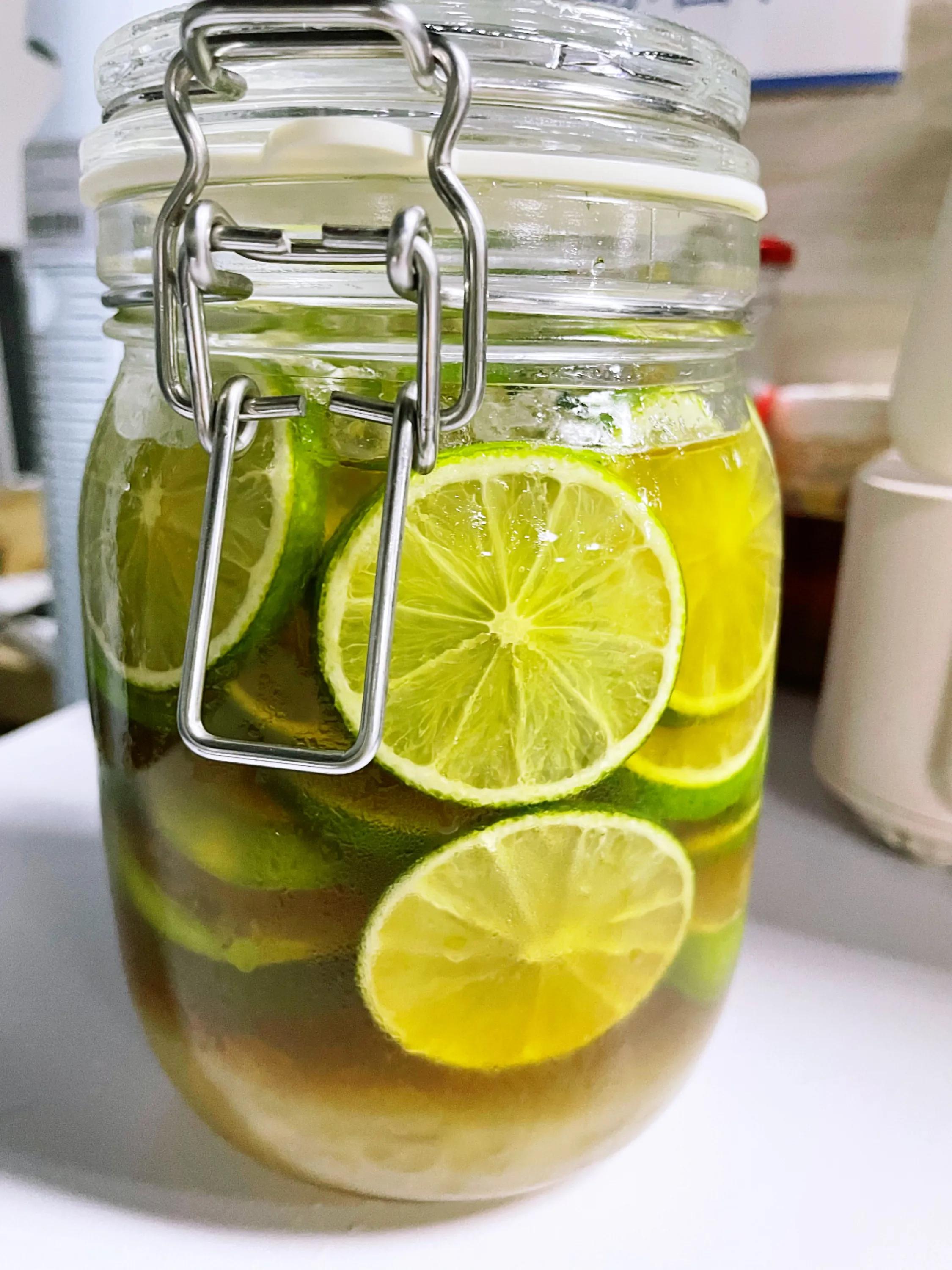 柠檬蜂蜜水什么时候喝美白,夏天来了蜂蜜柠檬水喝起来